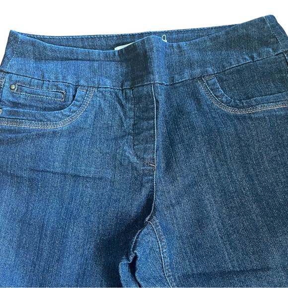 Contrast Denim Capris - Picture 3 of 9